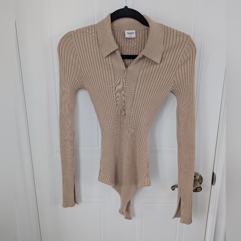 ✨BOGO ALL $5 ITEMS✨ abercrombie & fitch beige collared bodysuit